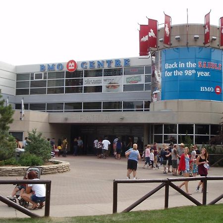 Entire Condo Downtown, Walk To Bmo & Stampede, Parking, 1,5 Hrs To Banff Calgary Exterior photo