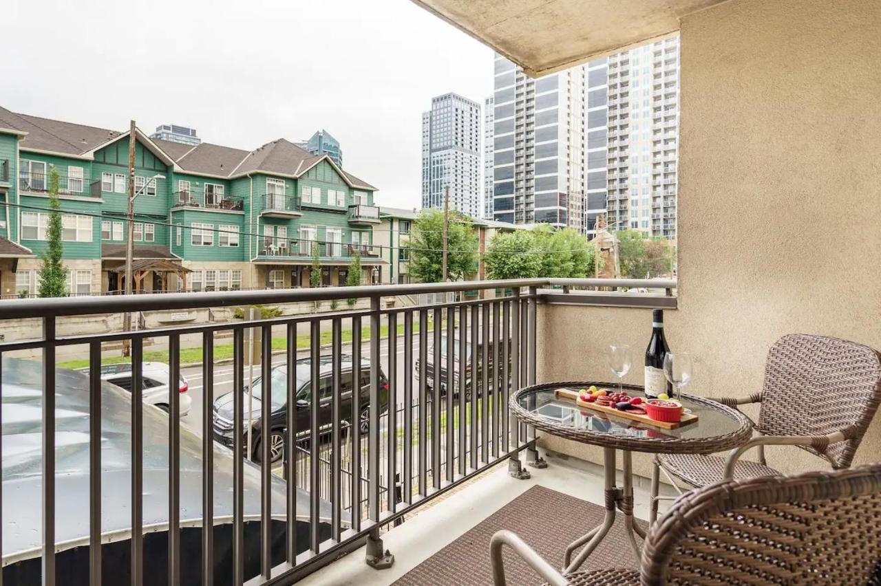 Entire Condo Downtown, Walk To Bmo & Stampede, Parking, 1,5 Hrs To Banff Calgary Exterior photo