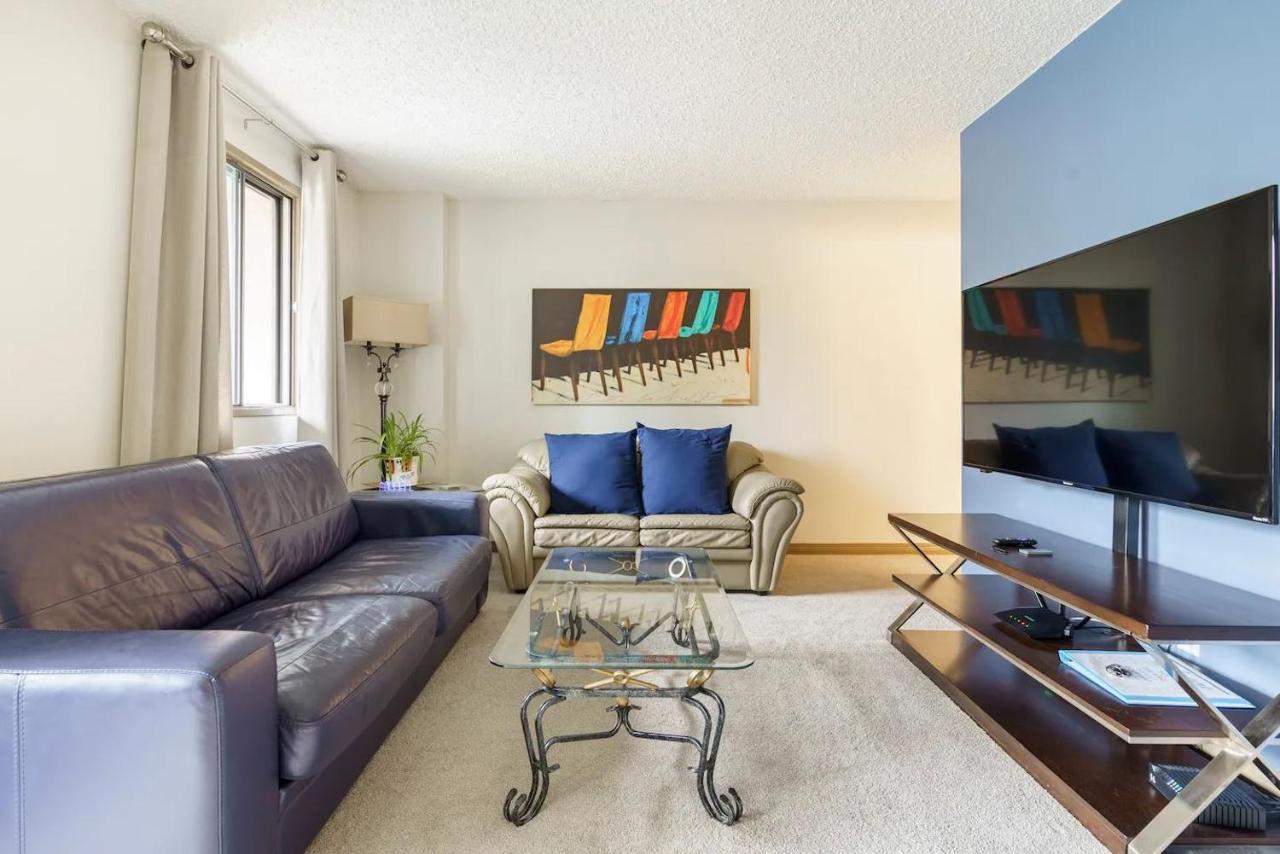 Entire Condo Downtown, Walk To Bmo & Stampede, Parking, 1,5 Hrs To Banff Calgary Exterior photo