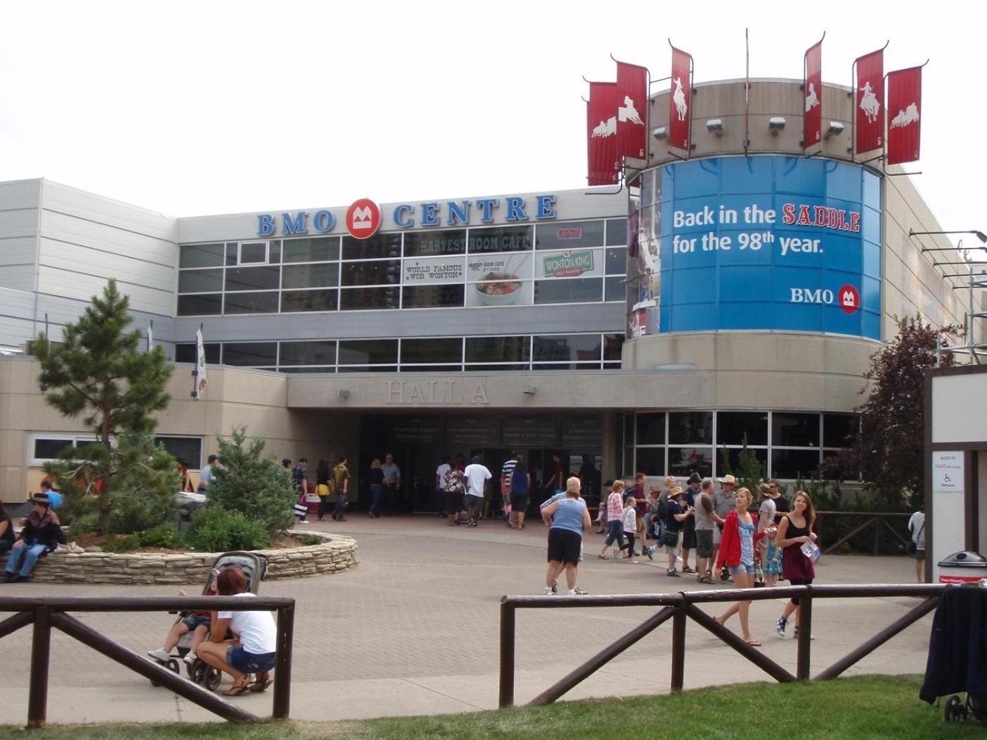 Entire Condo Downtown, Walk To Bmo & Stampede, Parking, 1,5 Hrs To Banff Calgary Exterior photo