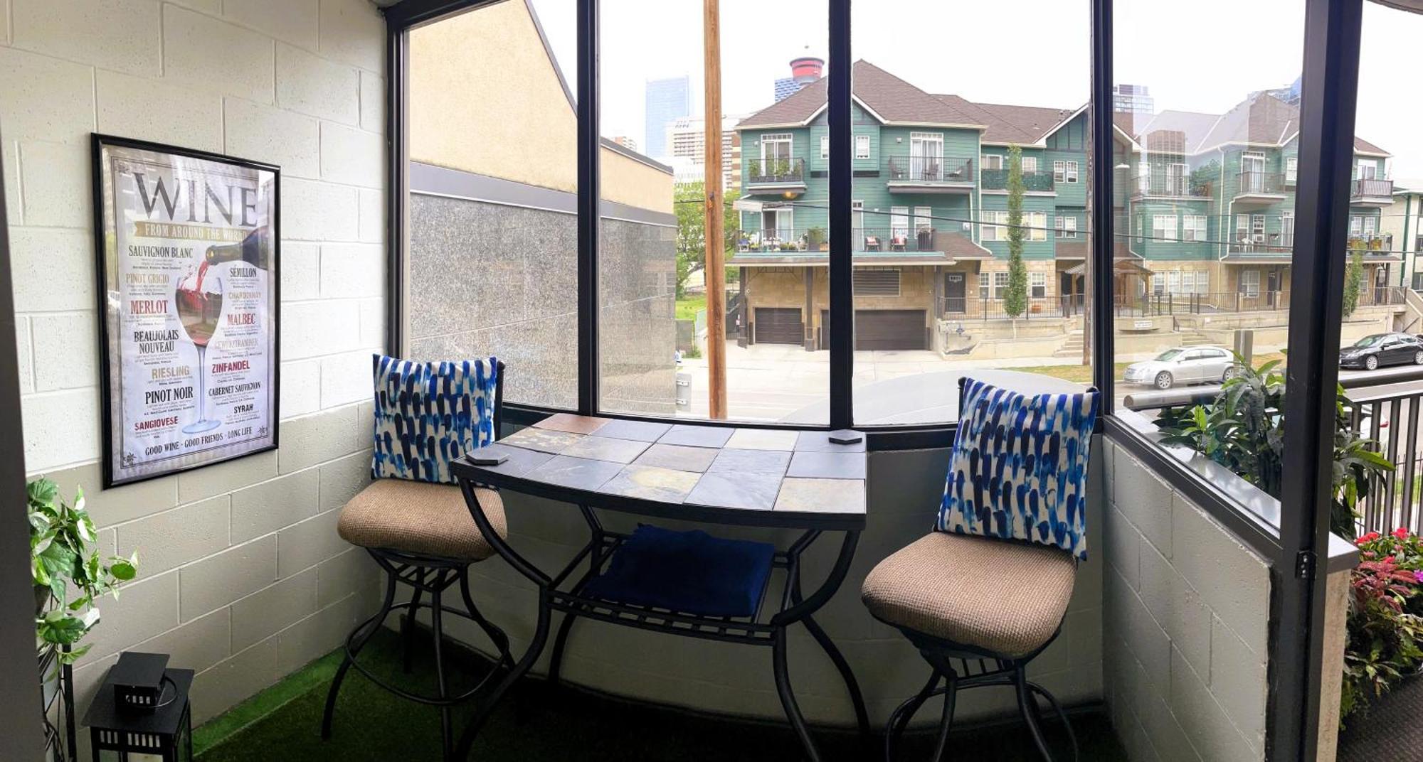 Entire Condo Downtown, Walk To Bmo & Stampede, Parking, 1,5 Hrs To Banff Calgary Exterior photo