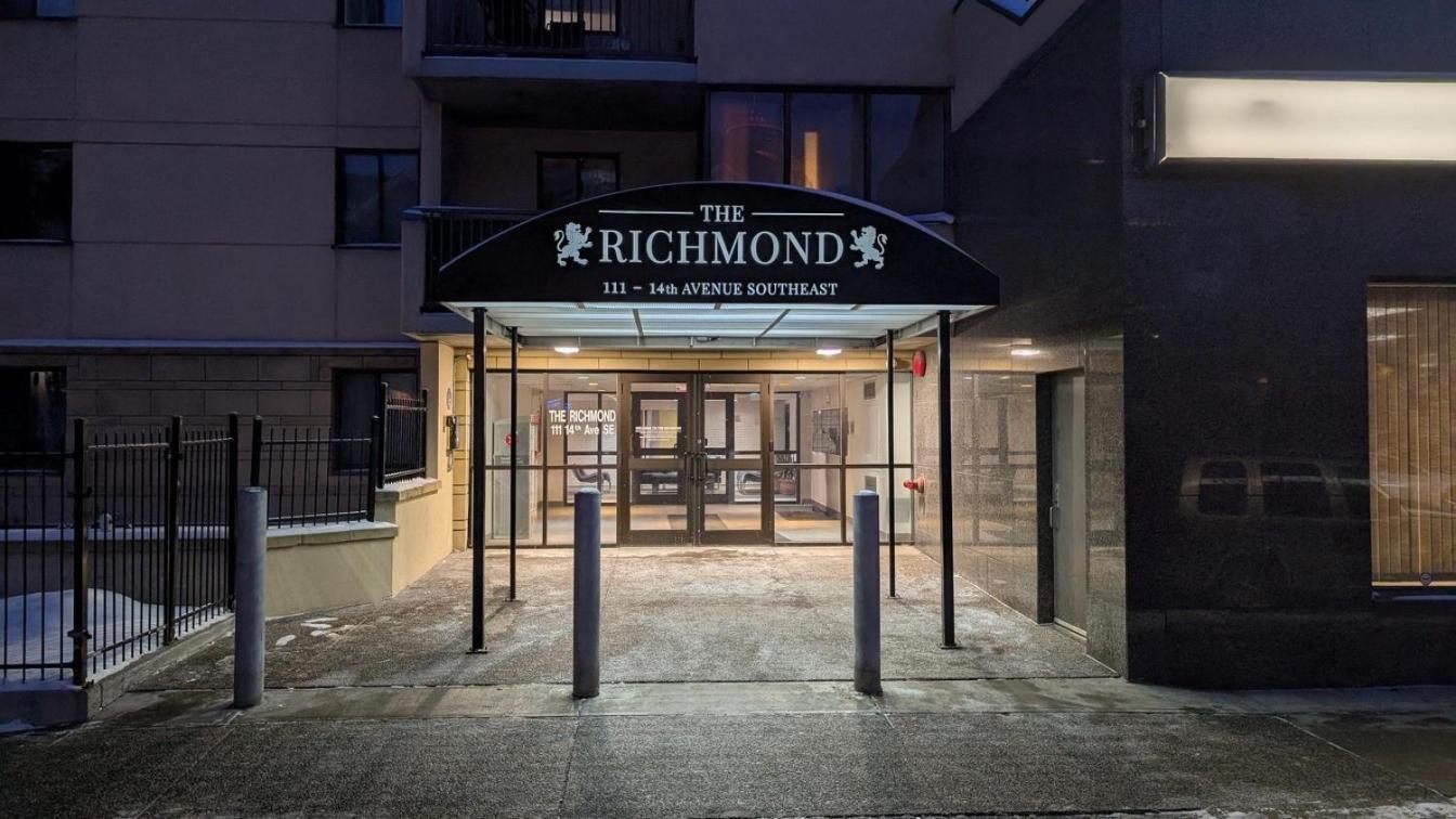 Entire Condo Downtown, Walk To Bmo & Stampede, Parking, 1,5 Hrs To Banff Calgary Exterior photo